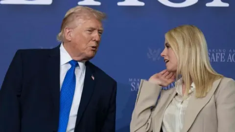 Donald Trump i Pam Bondi u razgovoru ispred plave pozadine