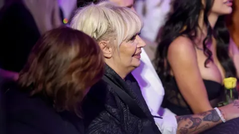 Pjevačica Marina Tomašević blagog osmijeha u krupnom planu profila na događanju.