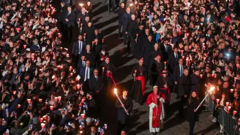 Procesija s bakljama i vjernicima predvođena Papom ispred rimskog Koloseja.