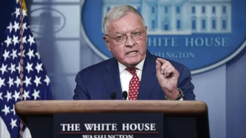 Američki diplomata govori za govornicom s logotipom Bijele kuće