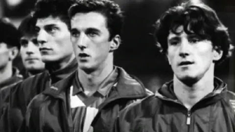 Crno-bijela fotografija nogometaša Dubravka Pavličića i Davora Šukera u dresovima.