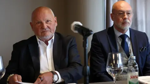 Zlatko Mateša i suradnik sjede za stolom tijekom službenog sastanka