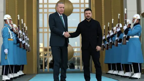 Rukovanje Erdogana i Zelenskog ispred turske počasne garde u Istanbulu.