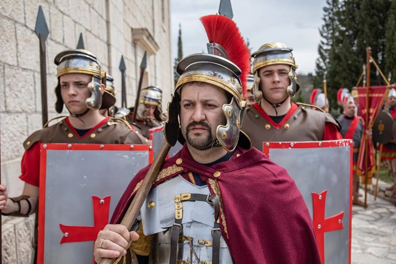 Muškarci odjeveni u rimske vojnike ispred crkve