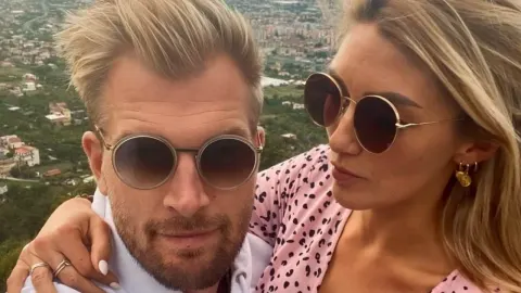 Ruben Van Gucht i Charlotte Van Looy s naočalama ispred panorame grada