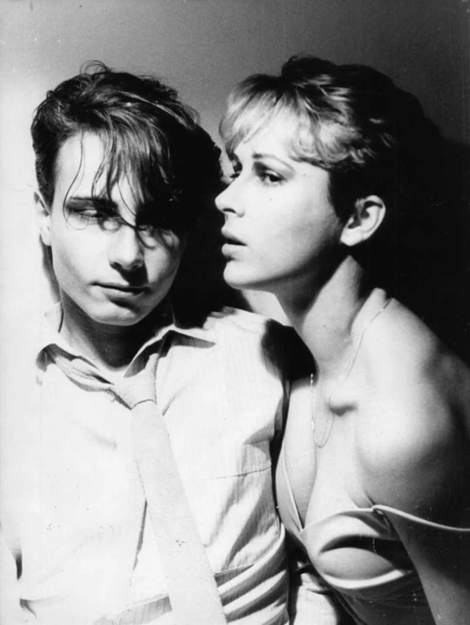 Crno-bijela fotografija dvoje glazbenika u poziranoj studijskoj pozi