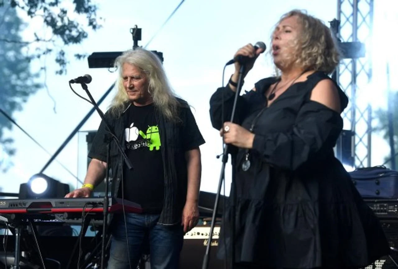 Glazbeni duo nastupa uživo na pozornici s mikrofonom i sintisajzerom