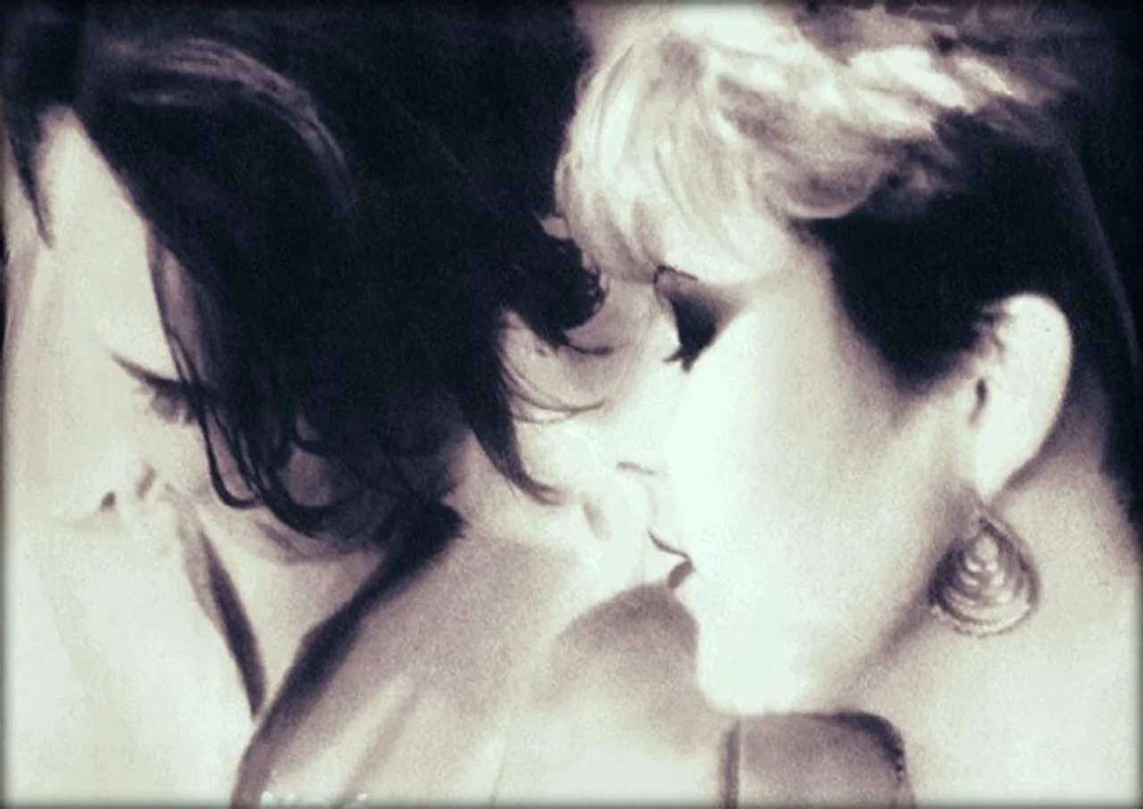 Umjetnička fotografija profila dvoje umjetnika s izraženim sjenama