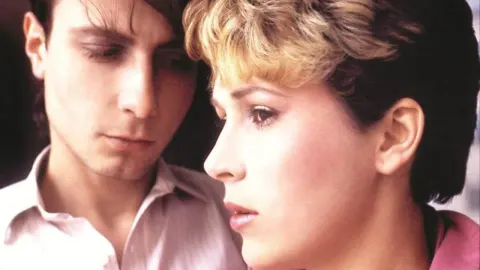 Krupni kadar lica Marine Perazić i Davora Tolje iz mlađih dana