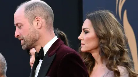 Princ William i princeza Kate Middleton gledaju u stranu na javnom događaju.