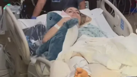 Lindsey Vonn leži u bolničkom krevetu i grli plišanu igračku