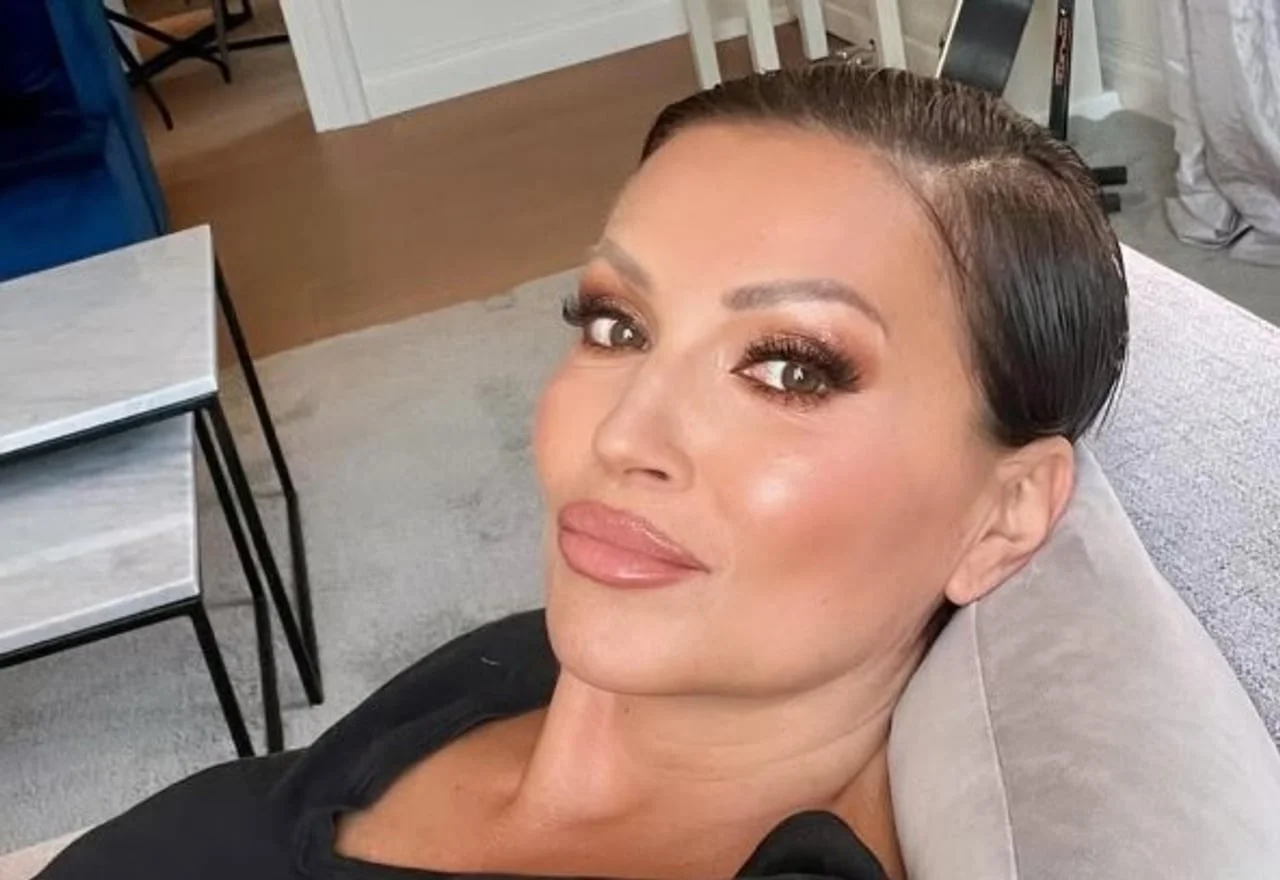 Krupni kadar Nine Badrić dok se odmara na kauču