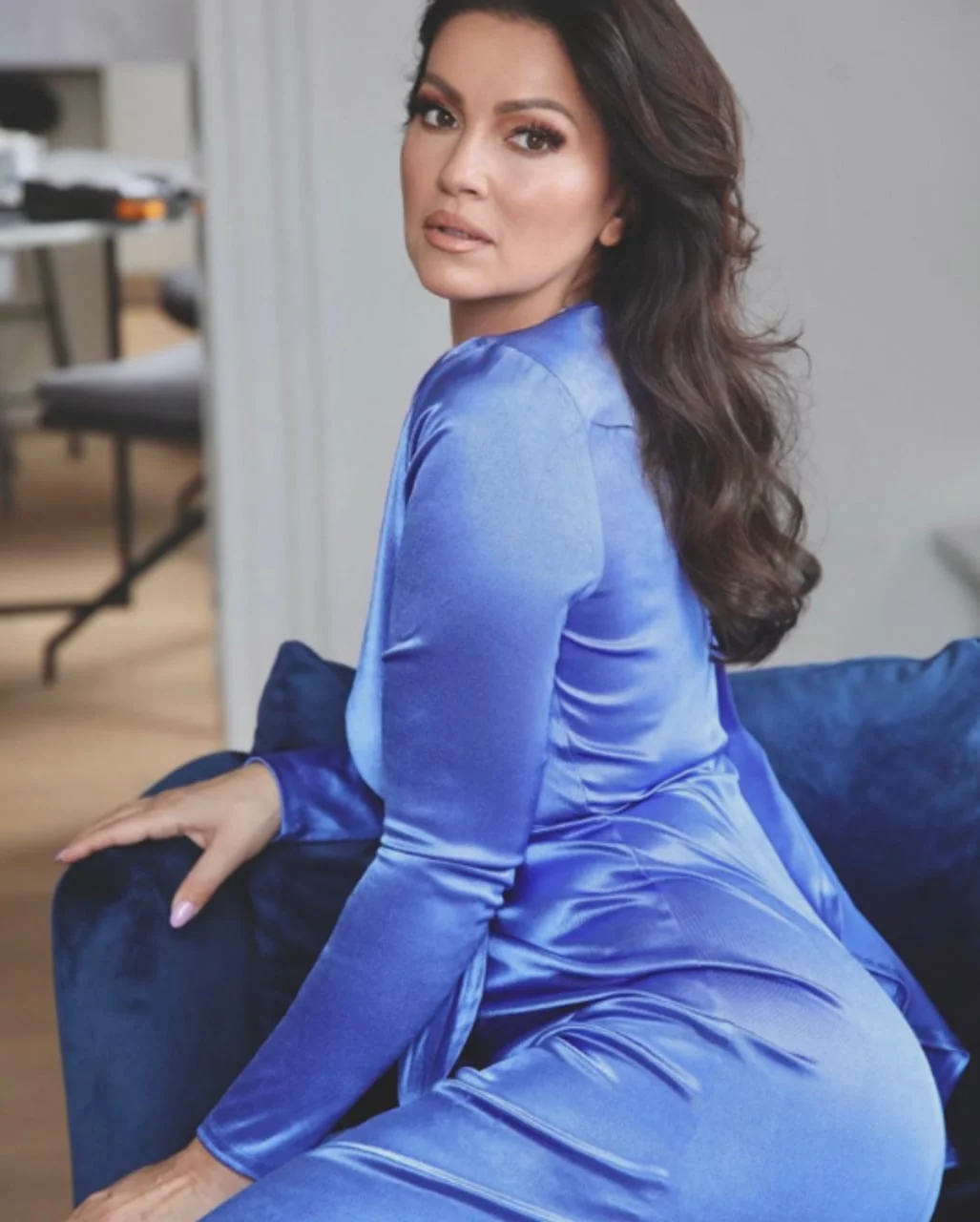 Nina Badrić pozira u sjajnoj plavoj satenskoj haljini