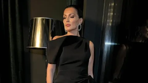 Nina Badrić u elegantnoj crnoj haljini s upečatljivim naušnicama