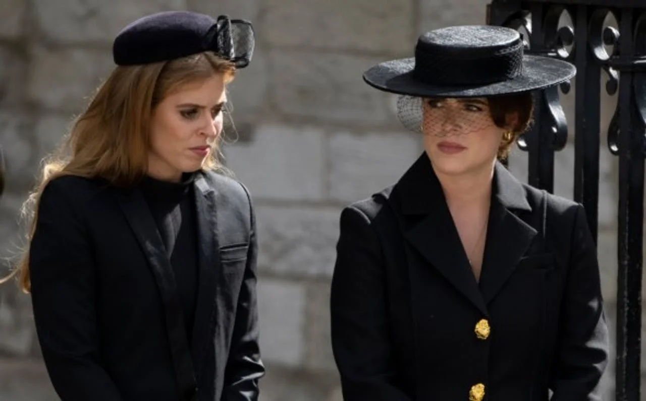 Princeze Beatrice i Eugenie nose crne šešire i kapute