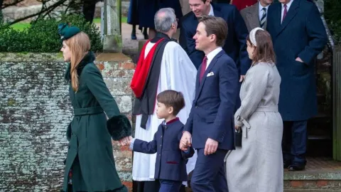 Princeza Beatrice i suprug Edoardo drže sina za ruke ispred crkve