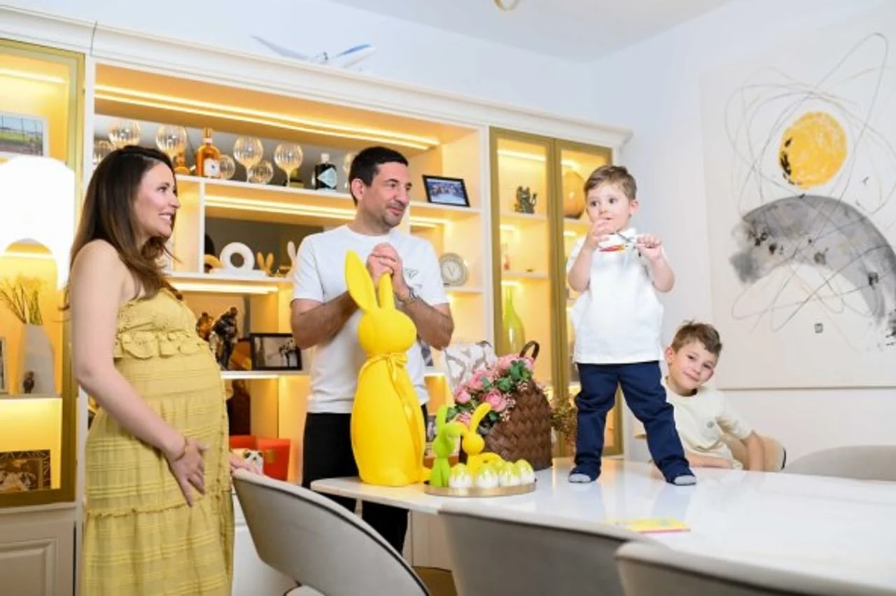 Trudna Tomislava Vucelić u žutoj haljini s obitelji