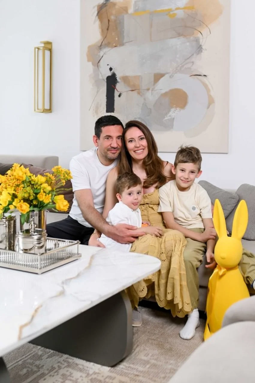 Obitelj Vucelić sjedi na kauču u dnevnom boravku