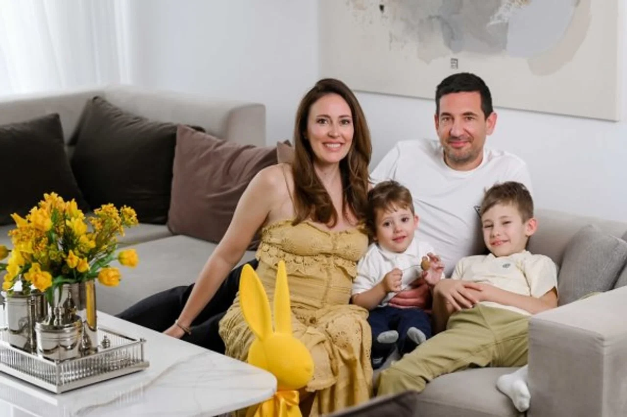 Portret obitelji Vucelić na kauču uz žute detalje