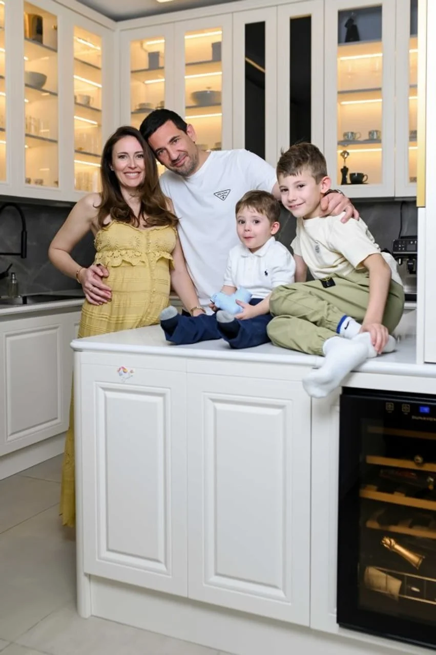 Tomislava, Ivor i djeca u modernoj bijeloj kuhinji