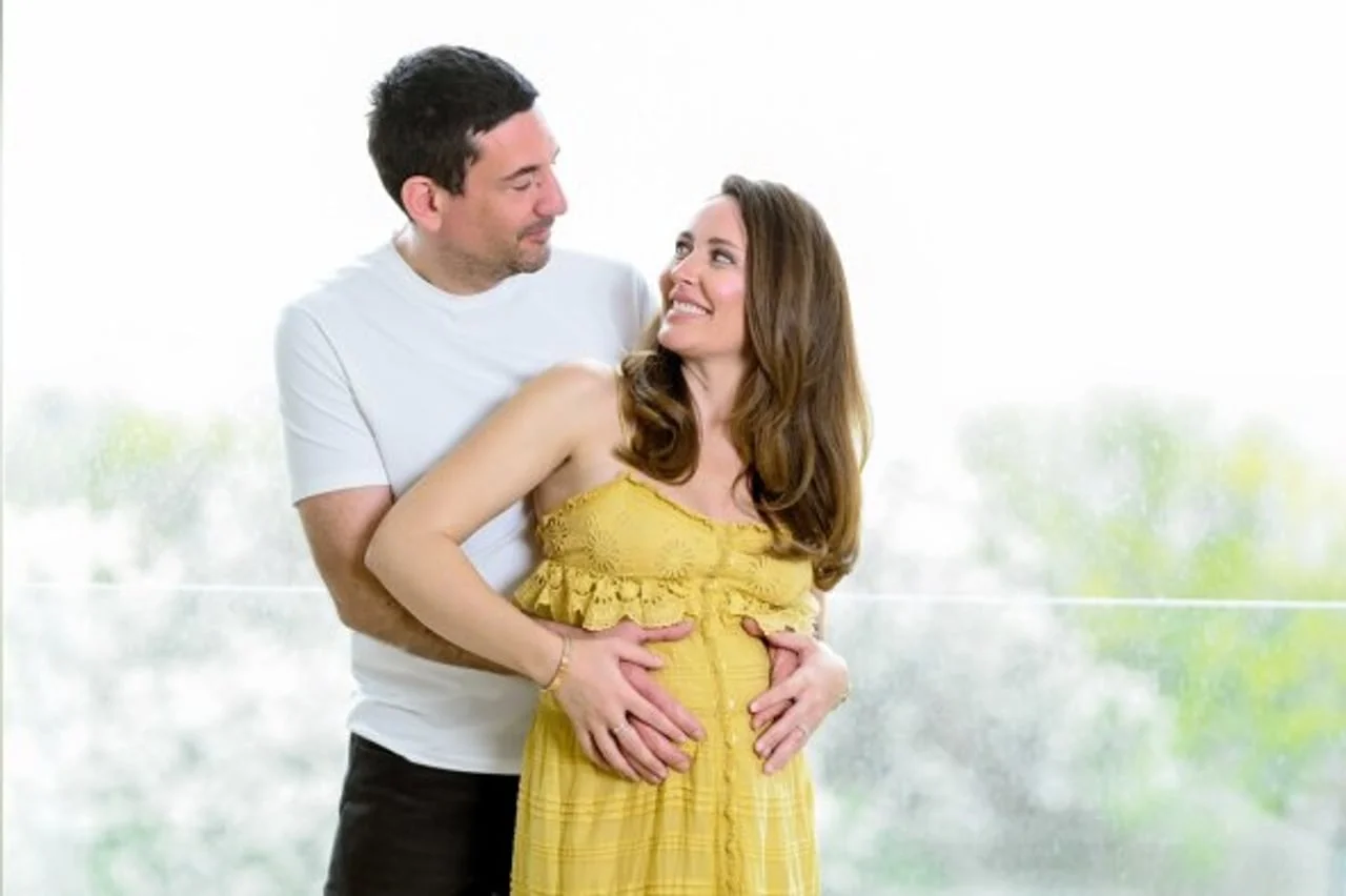 Ivor Vucelić drži ruke na trudničkom trbuhu supruge