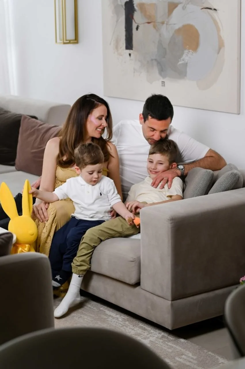 Obitelj uživa u zajedničkom druženju na sofi