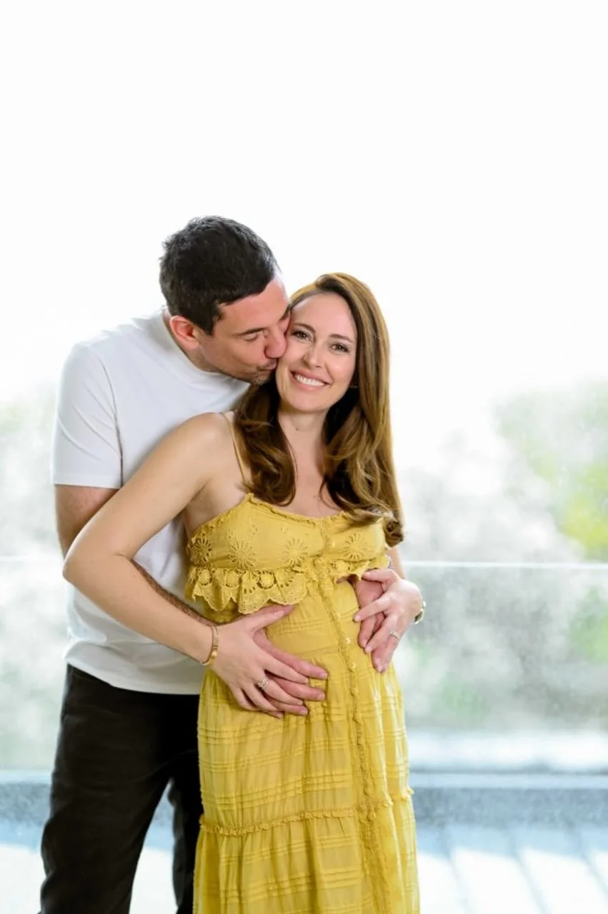 Ivor Vucelić ljubi trudnu suprugu u obraz