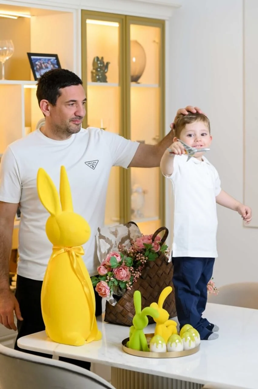 Ivor Vucelić sa sinom pokraj ukrasnog zeca