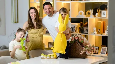 Tomislava i Ivor Vucelić sa sinovima u domu