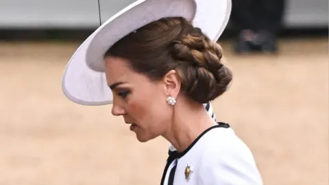 Profil princeze Catherine s bijelim šeširom i bisernim naušnicama.