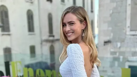 Pjevačica Domenica Žuvela nasmijana u bijeloj haljini