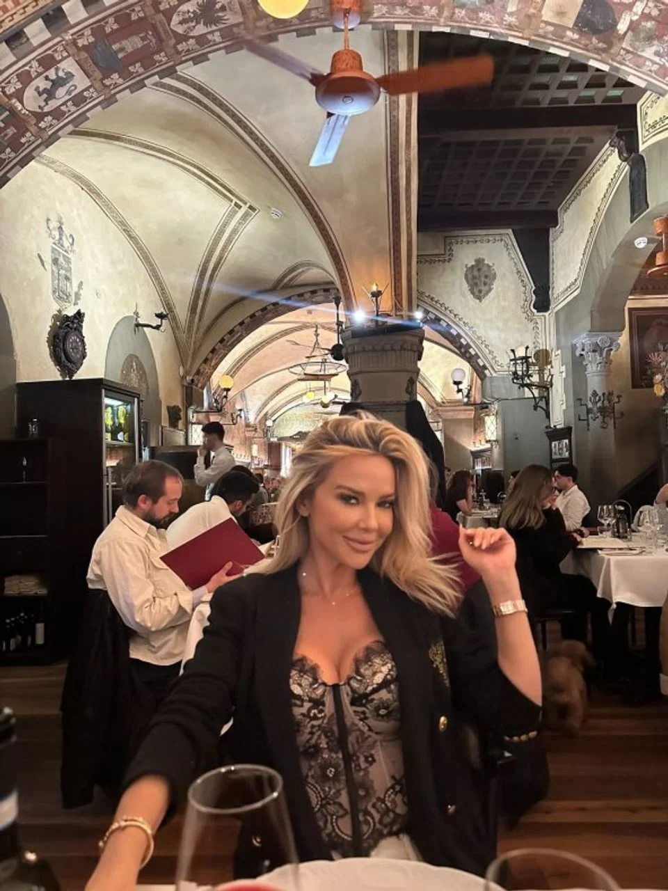 Maja Šuput u čipkastom korzetu sjedi u luksuznom restoranu