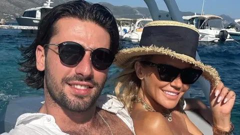 Nasmiješeni Šime Elez i Maja Šuput sa sunčanim naočalama na brodu tijekom ljeta.