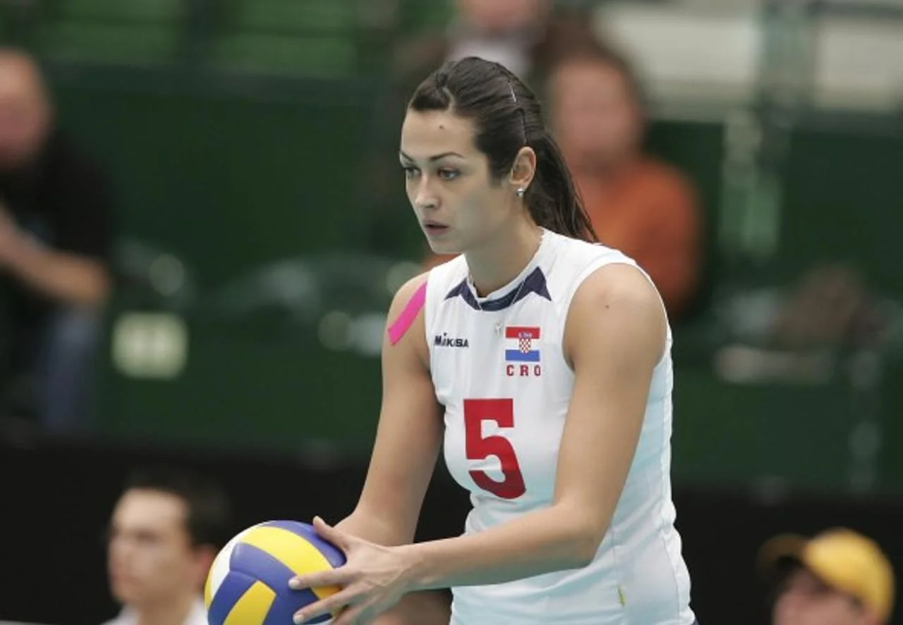 Odbojkašica u bijelom dresu hrvatske reprezentacije s loptom u rukama