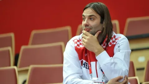 Ivano Balić u sportskoj trenirci sjedi na tribinama dvorane