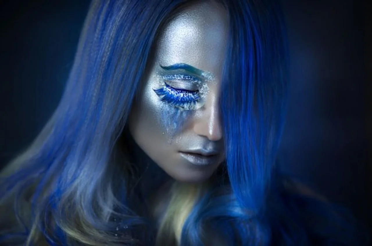 Žena plave kose i srebrne kože s naglašenom šminkom oko očiju