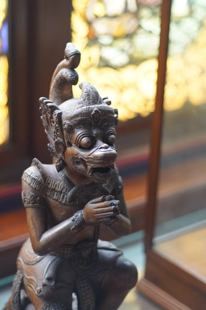 Brončana skulptura majmuna u molitvenom položaju