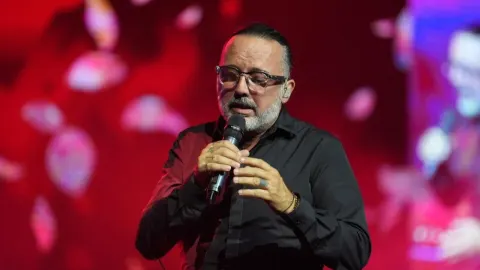 Tony Cetinski pjeva s mikrofonom u rukama na pozornici