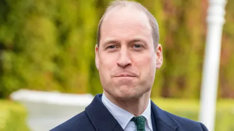 Portret princa Williama u tamnom kaputu s kravatom na otvorenom