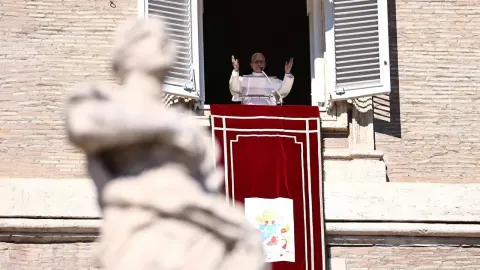 Papa Lav XIV. s podignutim rukama na prozoru Apostolske palače u Vatikanu.