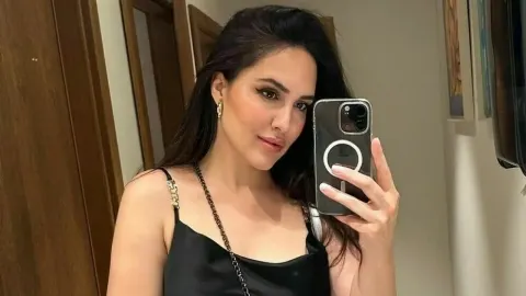 Pjevačica Lana Jurčević snima selfie u zrcalu