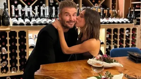 David i Victoria Beckham u restoranu ispred polica s vinom