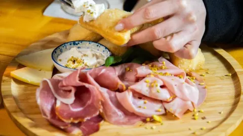 Plata s pršutom, mortadelom i namazom na drvenoj podlozi