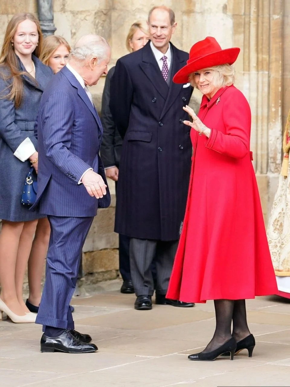 Kralj Charles III. razgovara s kraljicom Camillom ispred ulaza