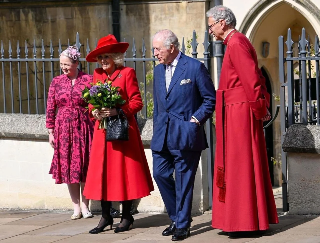 Kralj Charles i kraljica Camilla s crkvenim dostojanstvenikom