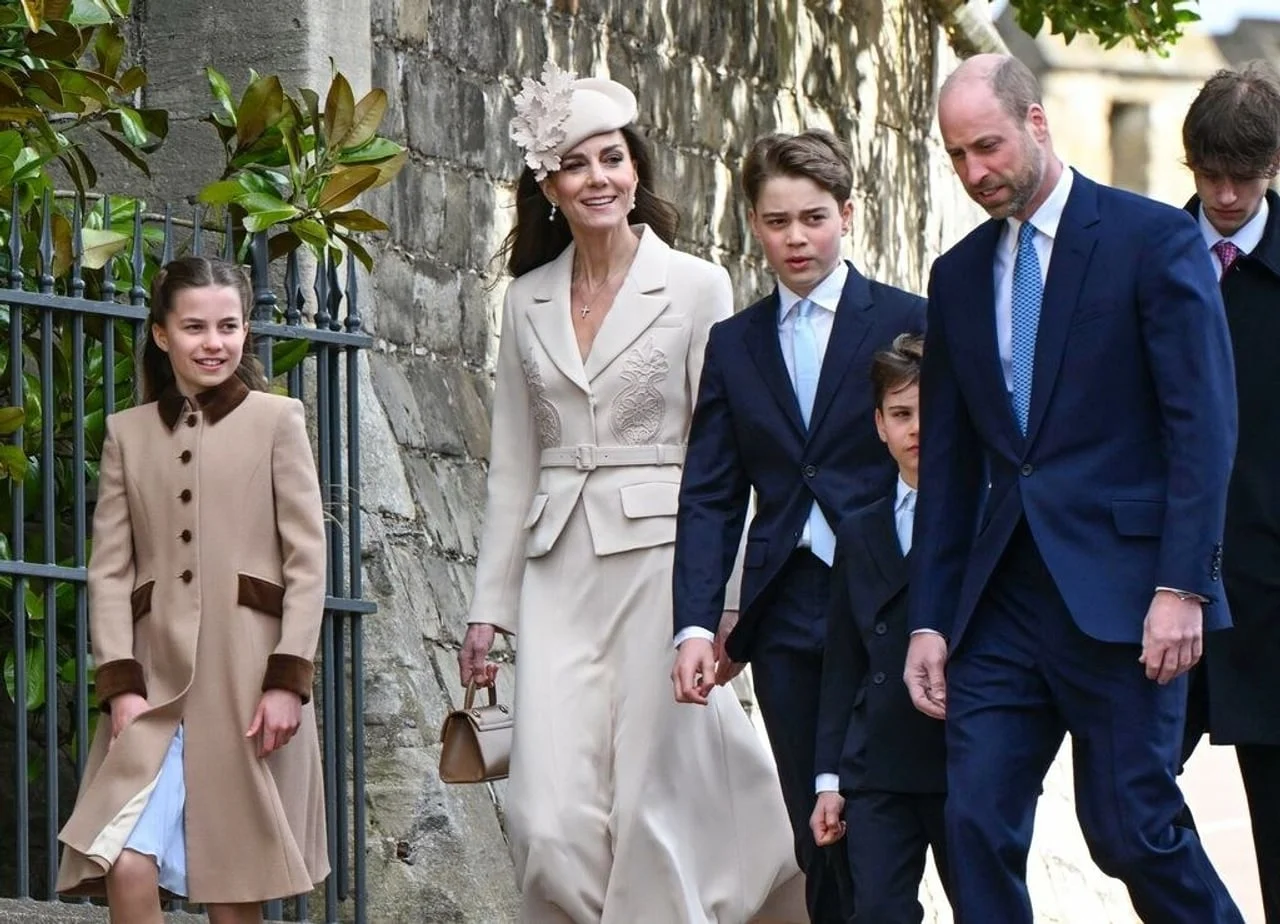 Kate Middleton u bež odijelu hoda s obitelji pored kamene ograde