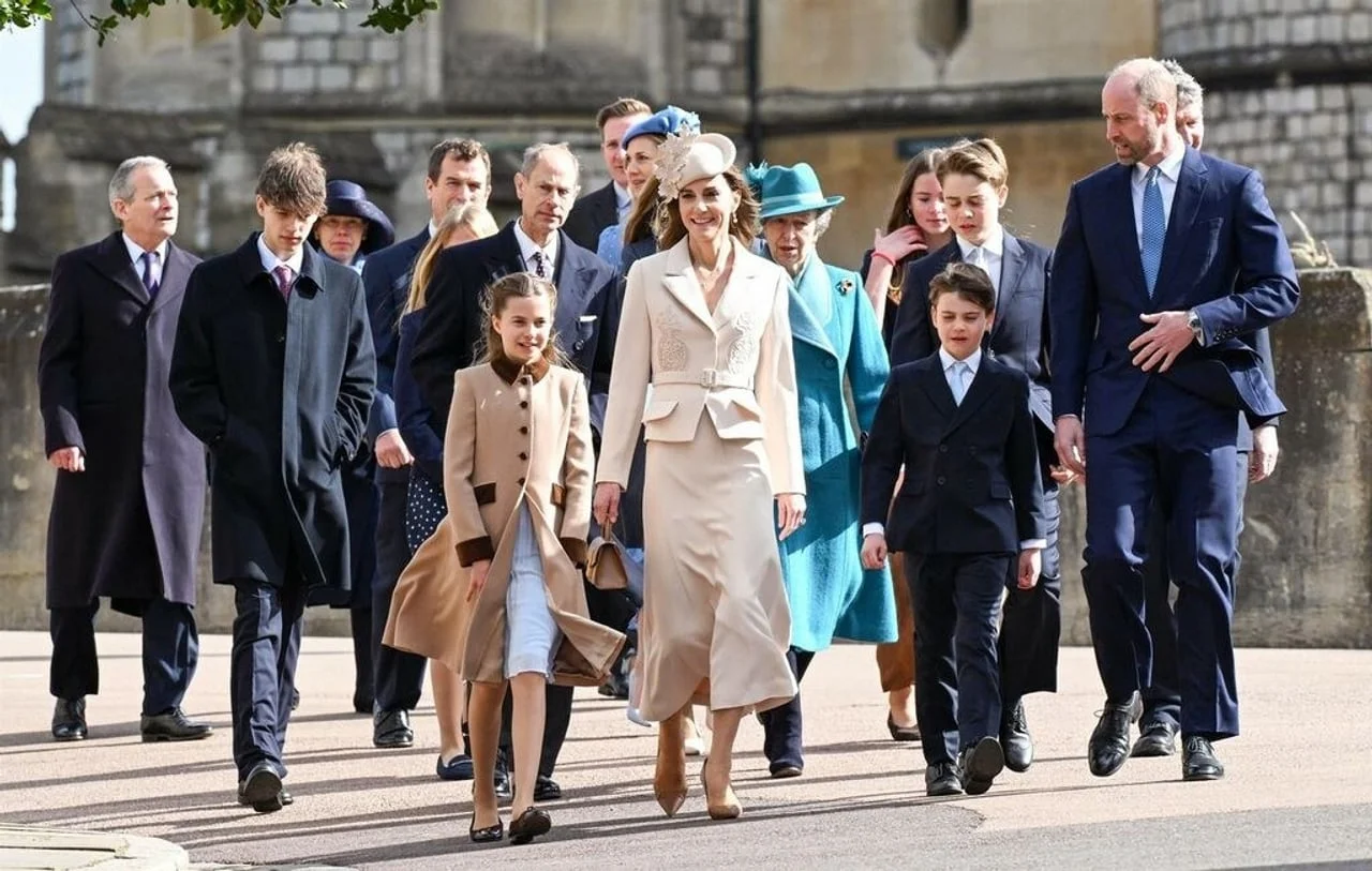 Široki kadar kraljevske obitelji u hodu prema Windsoru