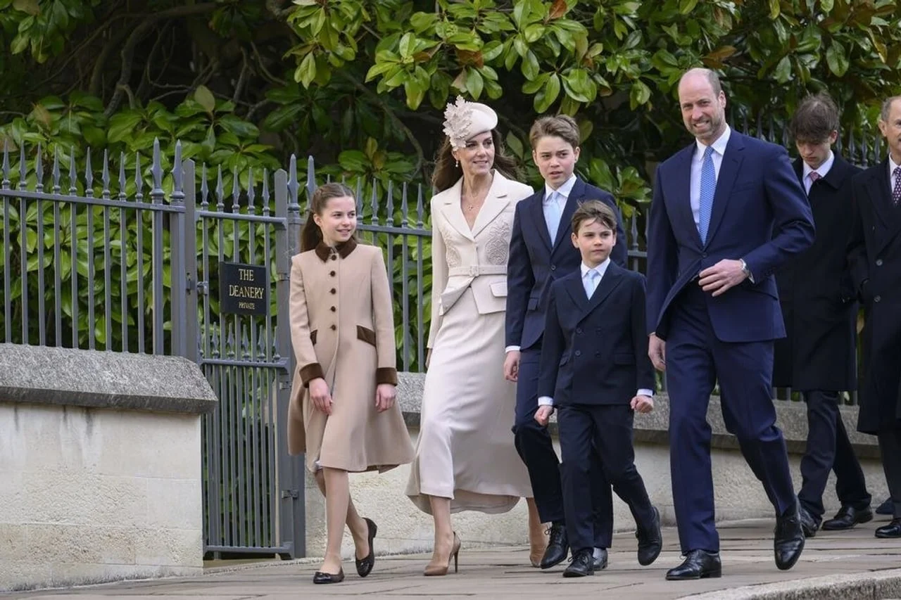 Princ William sa suprugom Kate i njihovo troje djece u hodu