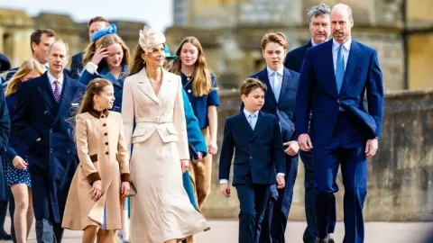 Princeza Kate, princ William i djeca hodaju prema kapeli u Windsoru