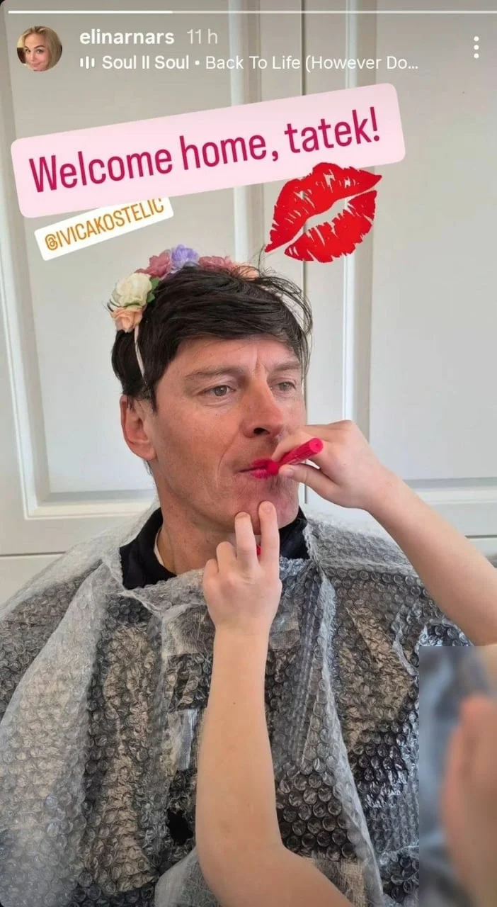 Ivica Kostelić s cvjetnim vjenčićem dok mu djeca nanose ruž